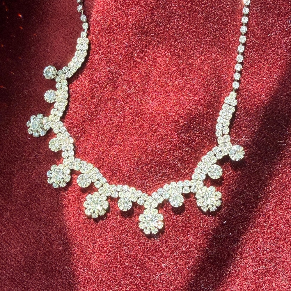 Elegant Clear Crystal Floral Drop Necklace - Women Jewelry


17.5 inches long